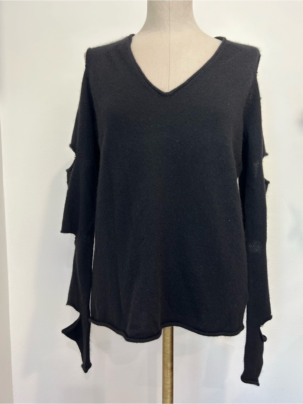 SKULL CASHMERE - 100% Cashmere V-Neck Cut Out Long Sleeve Sweater Size S